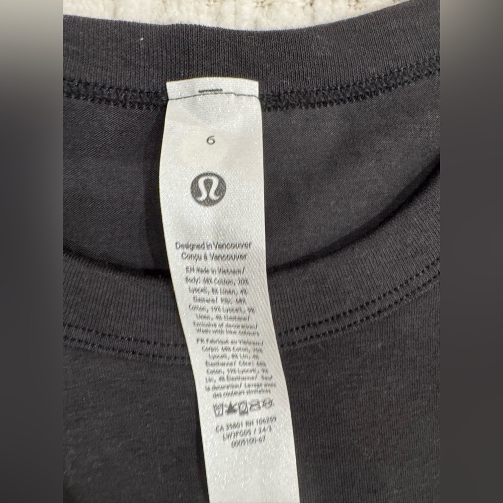 Lululemon Classic fit Black Women's Tee - Picture 6 of 6